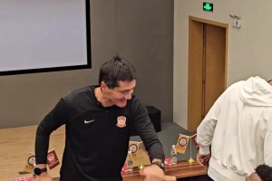 成功绝非偶然👍！邵佳一指教青岛西海岸时与外援打成一片