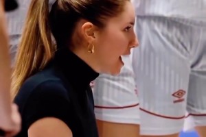 😀英姿飒爽！来感受土耳其女教练的冷静气质！