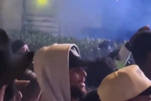 库里陪着妻子阿耶莎观看科切拉音乐会，恩爱缠绵~