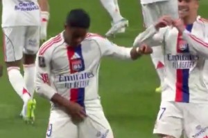 恩德里克胆子真大，竟然敢在大巴黎极端球迷面前这样庆祝😂