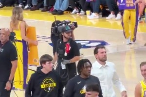 球迷实拍：肉眼可见东契奇很想上场啊！要球后运球了一会