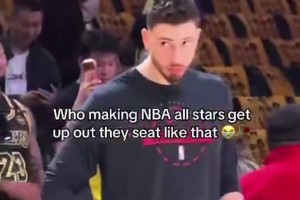 美媒晒申京小眼神：看到老詹来了迅速起立！但后者路过无表示~