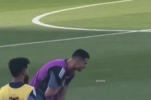 真痛啊！马内训练赛撞到了C罗，让总裁痛苦不已