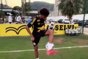 这就是天赋！罗比尼奥儿子三次才能成功的花式，内马尔一次成功！