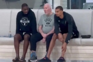 文班亚马坐在波波维奇旁边聆听老爷子讲话...