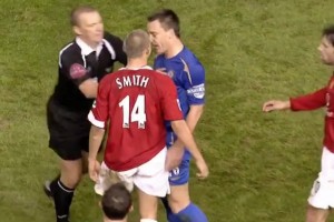 😂顶级控场！两大硬汉剑拔弩张，主裁一招直接摁住！