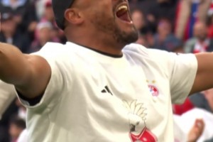 提前四轮夺冠！孔帕尼在赢得德甲冠军后激动不已🏆