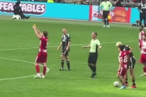 活久见！网红将裁判克拉滕伯格出示的黄牌点燃了，全场看呆！