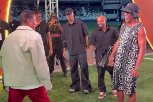 小罗只需略微出手，对方就佩服得五体投地