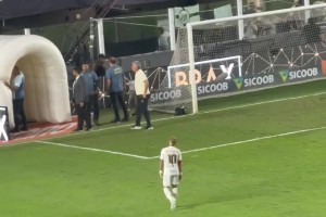 内马尔赛后离场时捂住耳朵，不想听到桑托斯球迷的嘘声