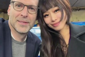 大老师：切赫坐我旁边看了一整场的球，还让我让一下路