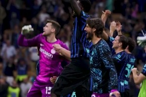 意甲冠军近在咫尺！实拍国米将帅赛后向梅阿查蓝黑拥趸谢场🔥