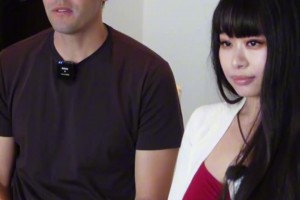 大老师和卡卡同框出镜，忘词的卡卡还偷看了一眼提示板~