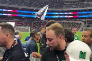 谁的青春DNA动了？卡卡现身看台引发迷妹狂欢，这颜值不减当年