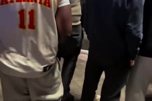 “太牛了～老鹰球迷穿着特雷杨球衣在尼克斯球馆外庆祝”😂