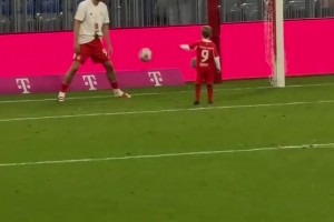 陪孩子玩！凯恩还是有一颗当守门员的心！