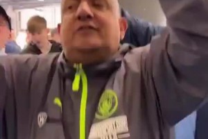 曼城球迷“水瓶哥”赛后狂欢！手持阿森纳水瓶比划“枪手落泪”