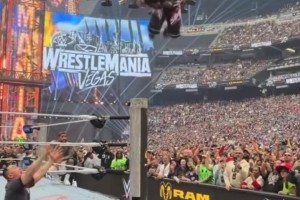 甲亢哥参加WWE！虽然知道是演的，但这是真摔啊😮