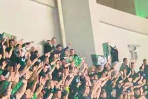 风雨同舟！实拍：做客黄龙体育场的国安远征军制造声浪