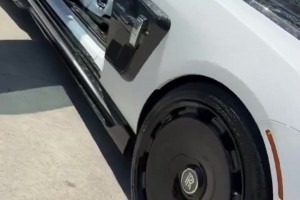 壕啊！哈登今日驾驶一辆定制版“季后赛 V10”劳斯莱斯来球馆