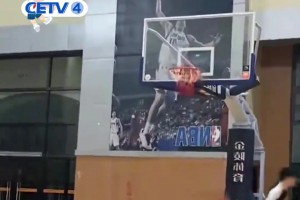 少年训练馆胯下换手暴扣! 网友:这动作放在任何地方都很炸裂...