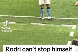 太想帮忙了！现场直拍：罗德里受伤换下场后帮忙做教练工作！