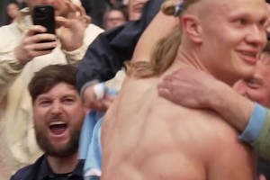 谁能拒绝一个没穿上衣的哈兰德？哈兰德大秀健硕肌肉，这压迫感！