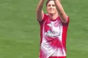 🪄有备而来！慈善赛球员染黄当场变魔术烧掉裁判黄牌！