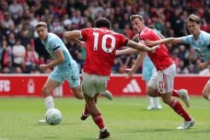 领先热刺5分！森林4-1逆转伯恩利5轮不败 吉布斯-怀特15分钟戴帽