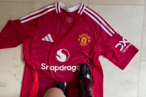 切尔西成人女星粉丝踩踏曼联球衣引发众怒😡