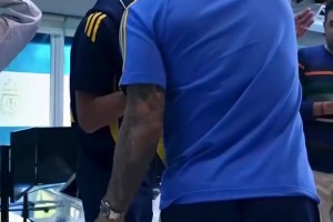 都是老朋友了！河床和博卡大战前，蒙特尔和帕雷德斯一起玩！