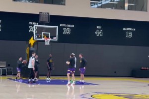 复出还有些日子？东契奇今天回归训练场 专职于捡球和传球