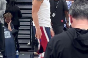 这身材是真不错~戈登赛前训练，白色背心非常显大体格子