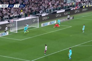 孔塞桑送精妙直塞！戴维跟进推射远角擦柱而出！