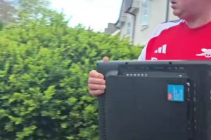 心态崩了！国外阿森纳球迷直接把电视机砸了，还顺带踹了一脚