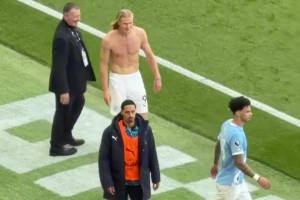 哈兰德这是听到了什么这么开心😂