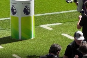 加戏😂！英超冠军奖杯在曼城vs阿森纳现场展示