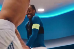 😀青年军更衣室的氛围！人类还要被埃梅加的舞蹈统治多久~