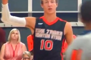 老詹够老就啥事儿都有！肯纳德曾经在詹姆斯的AAU球队效力！