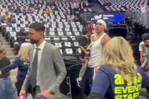 好男人！阿隆-戈登带着两个侄子来到球场准备热身