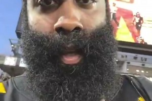 登哥此前观战橄榄球，怼脸拍发现好多白胡须啊😭