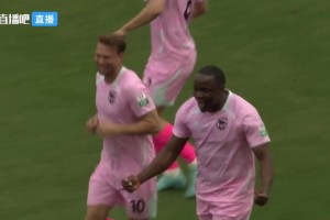 老当益壮啊🔥中甲赛场，穆谢奎上演胸部停球后倒钩破门⚡