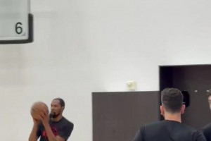 第二场会复出吗？杜兰特训练中这手感似乎还不错~