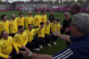 幽默🤣梵蒂冈国家队穿黄色队服访问拜仁，孔帕尼：这不是多特吧