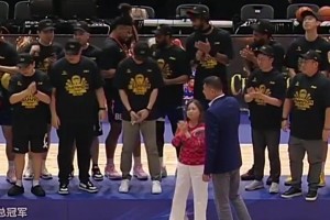 捧杯时刻🏆香港金牛夺得NBL总冠军！一个赛季的努力！